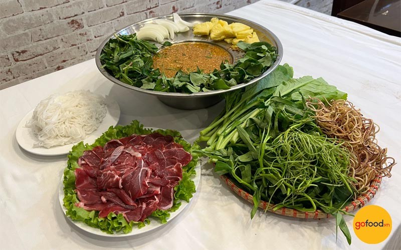 Lẩu bò nhúng lá giang nóng hổi, nghi ngút khói