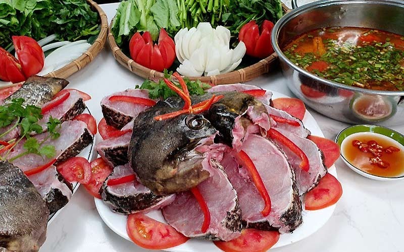 Nồi lẩu cá bống mú chua cay nghi ngút khói hấp dẫn