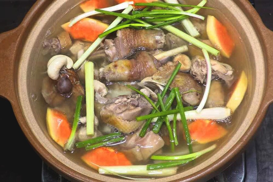 Lẩu gà nòi hầm sả nóng hổi, sẵn sàng thưởng thức với bún và rau sống