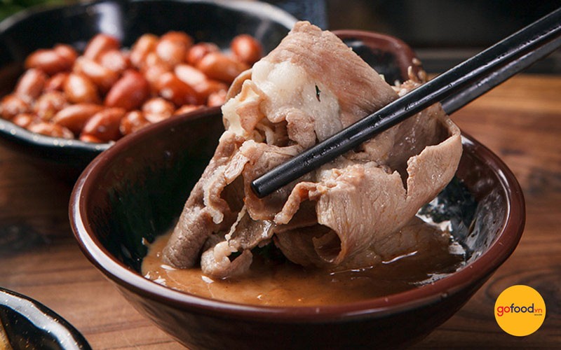 Nồi lẩu gầu bò nóng hổi với các loại rau và thịt gầu bò