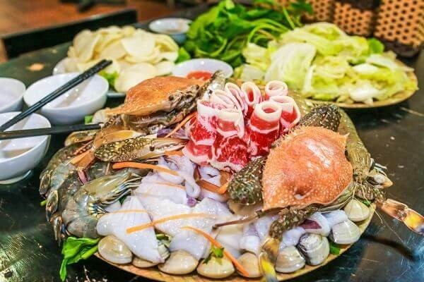Lẩu hải sản Nam Bộ đa dạng topping