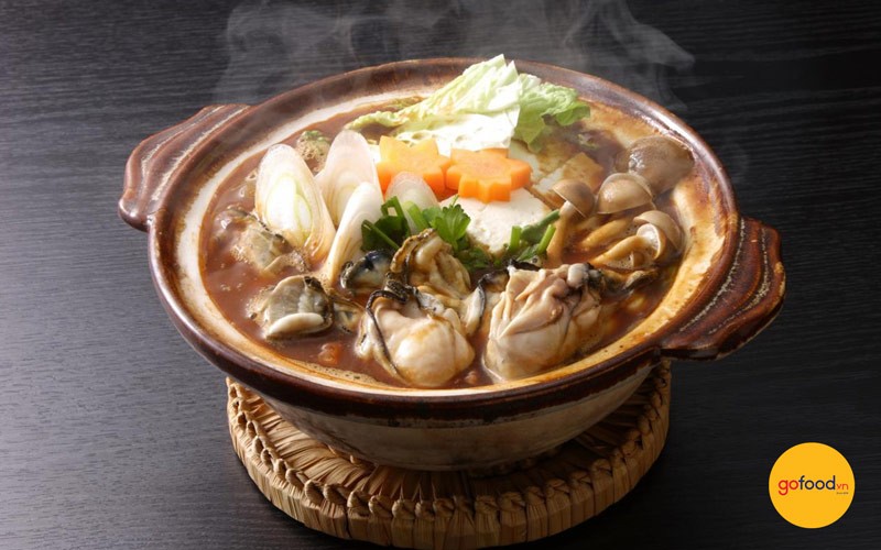 Nồi lẩu hàu sữa nghi ngút khói với các nguyên liệu tươi ngon