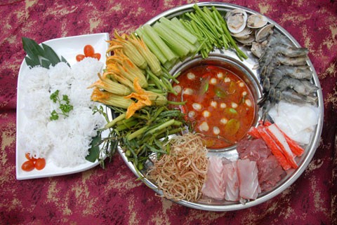 Nồi nước lẩu Thái thơm lừng chuẩn bị cho bữa ăn