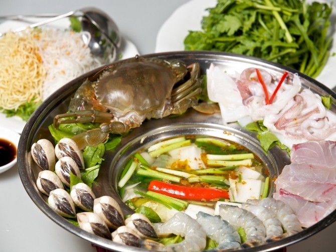 Sơ chế và bày biện các nguyên liệu cho món lẩu Thái ngon tuyệt