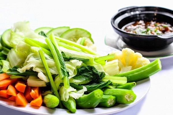 Bún tươi và rau sống ăn kèm lẩu Thái làm tăng thêm hương vị