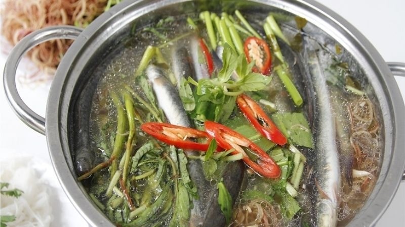 Nồi lẩu cá kèo rau đắng đang sôi, sẵn sàng để thưởng thức cùng gia đình