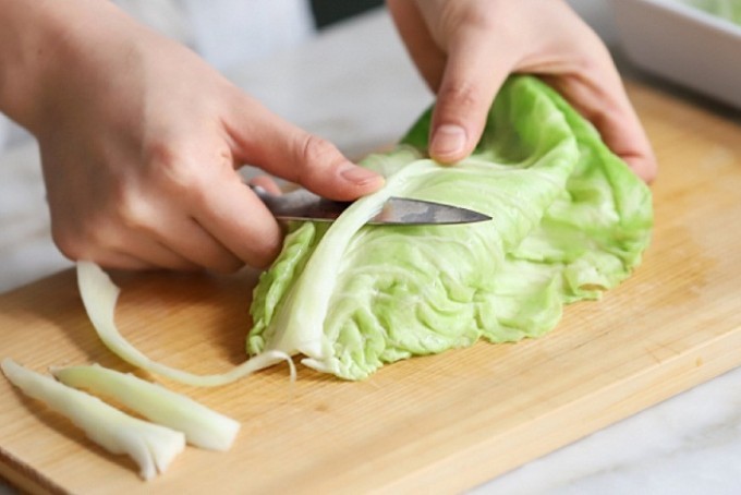 Loại bỏ phần cuống cứng của lá bắp cải