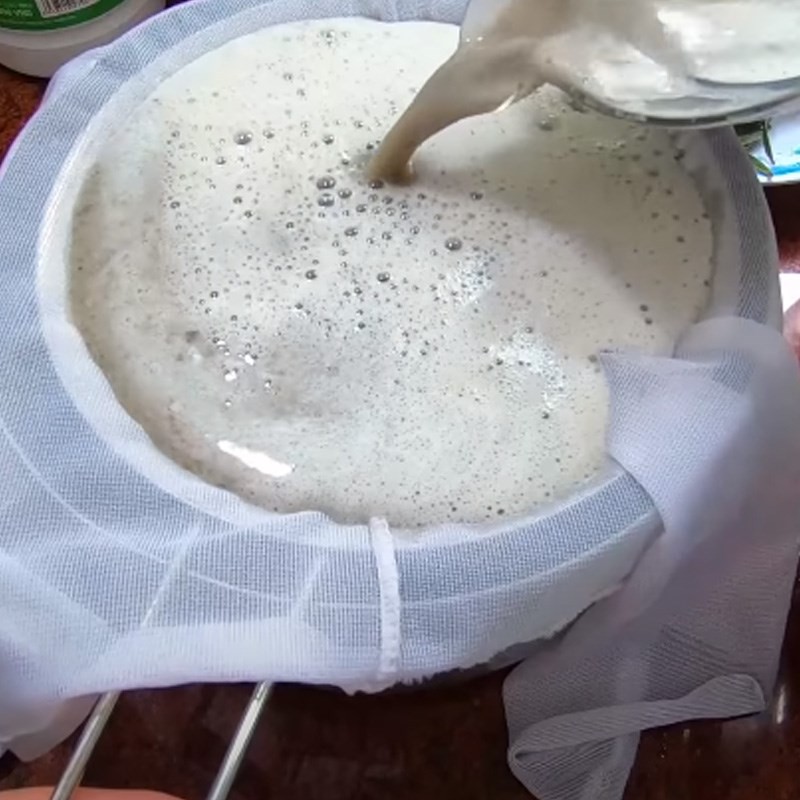 Lọc bã đậu đen để có sữa đậu đen sánh mịn