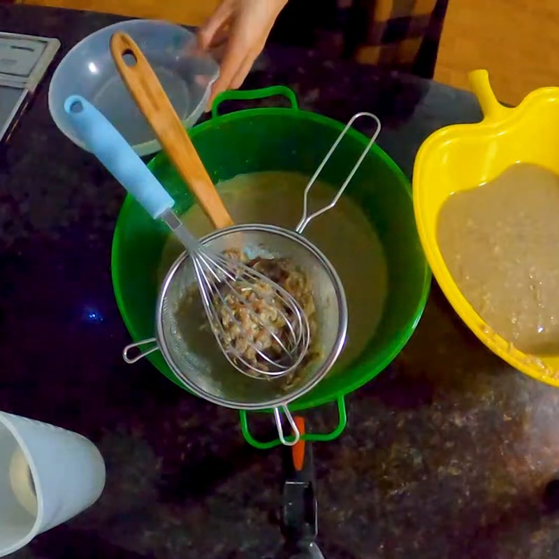 Hoàn tất quá trình lọc cua đồng cho nước dùng bún riêu