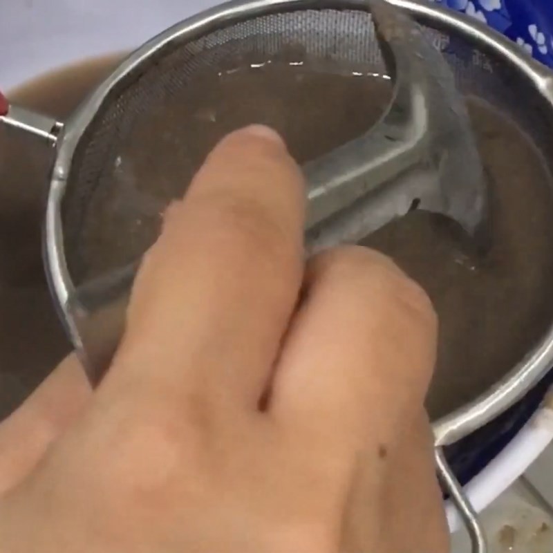 Khuấy đều cua xay với nước để lọc