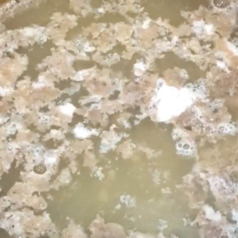Riêu cua đồng nổi lên khi đun sôi