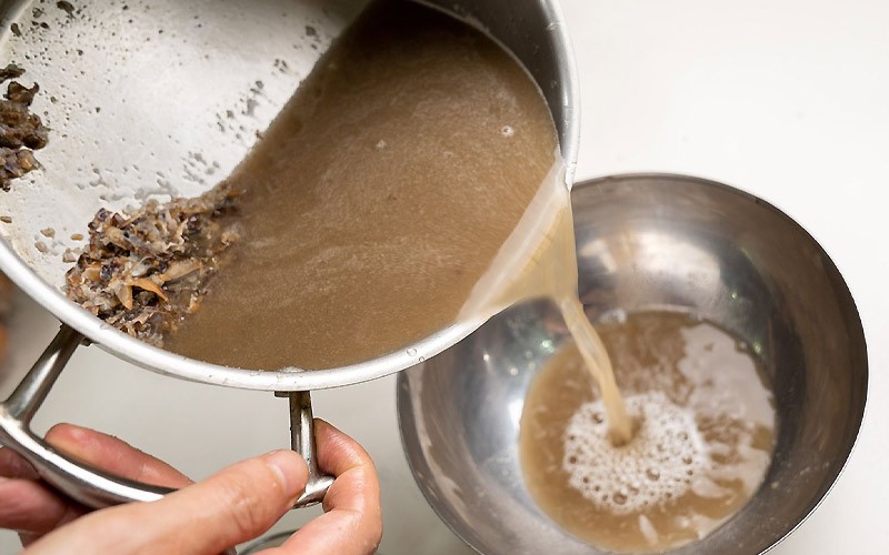 lọc cua đồng để lấy nước cốt