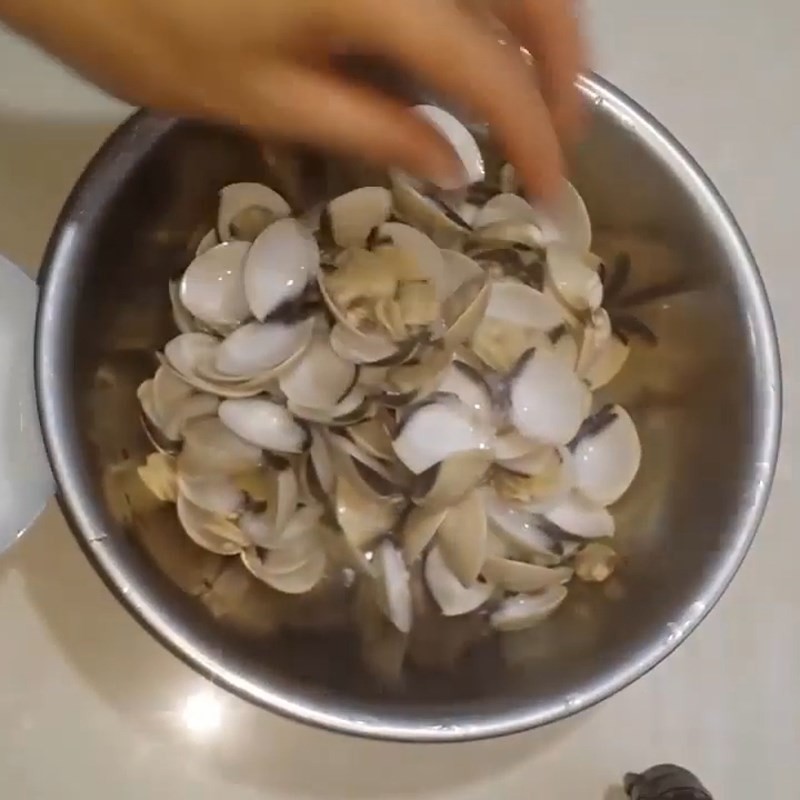 Tách lấy thịt ngao từ vỏ, công đoạn tỉ mỉ để có món canh ngao đậu phụ hoàn hảo