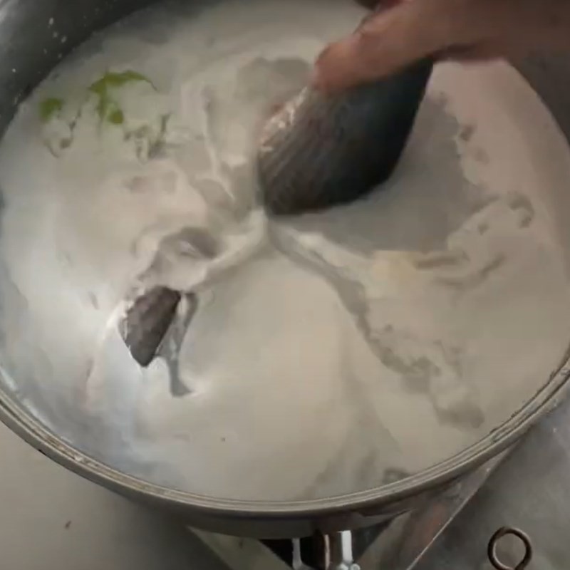 Bước 1 Luộc cá lóc cho món bún cá bò