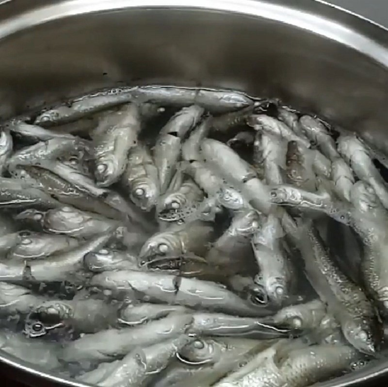 Bước 4 Luộc cá Canh chua cá linh bông điên điển