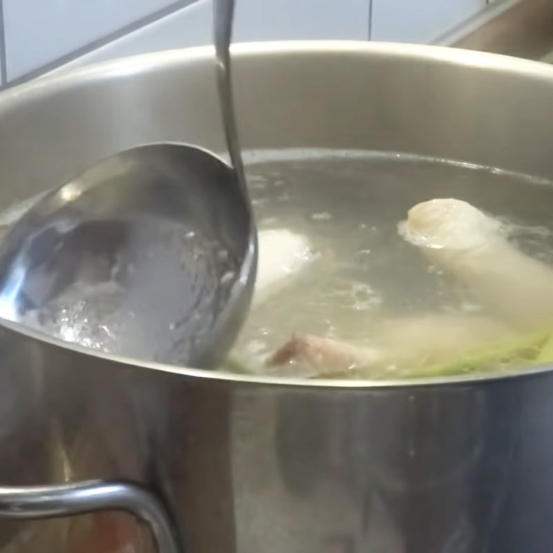Vớt bọt khi luộc gà để nước dùng trong và ngọt