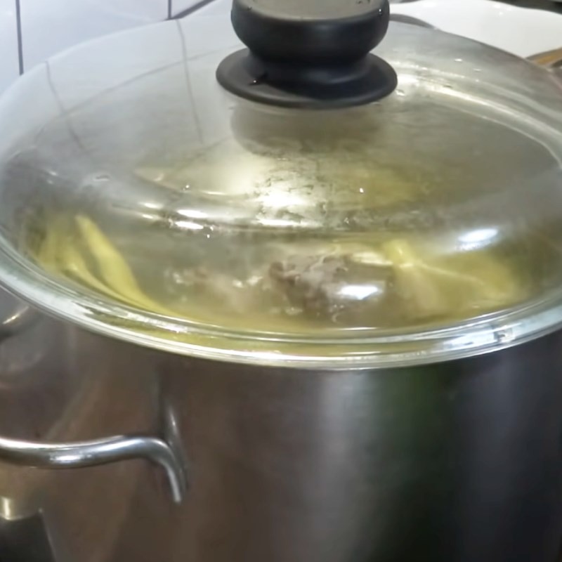 Thịt gà sau khi luộc chín, chuẩn bị xé nhỏ