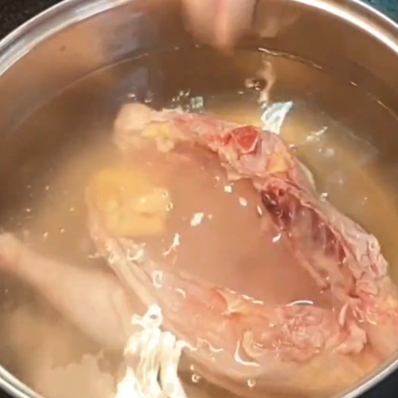 Nồi nước sôi để luộc gà, bước đầu tiên trong cách nấu cháo gà nấm