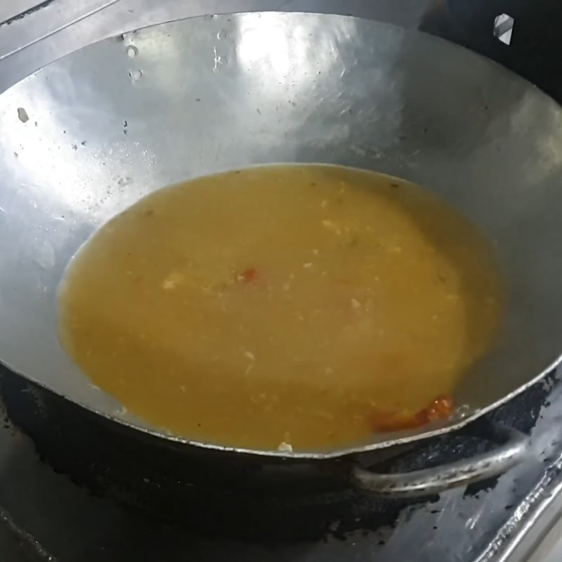 Thêm gừng băm và rau muống vào nồi lẩu rau