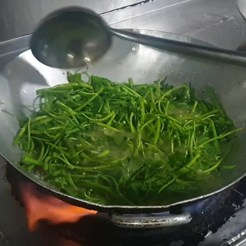 Vớt rau muống từ nồi lẩu, giữ độ giòn