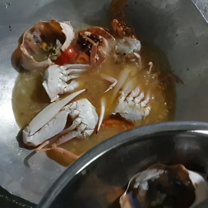 Ghẹ tươi được cho vào nồi nước lẩu đang sôi để luộc chín tới, chuẩn bị cho món lẩu ghẹ rau muống