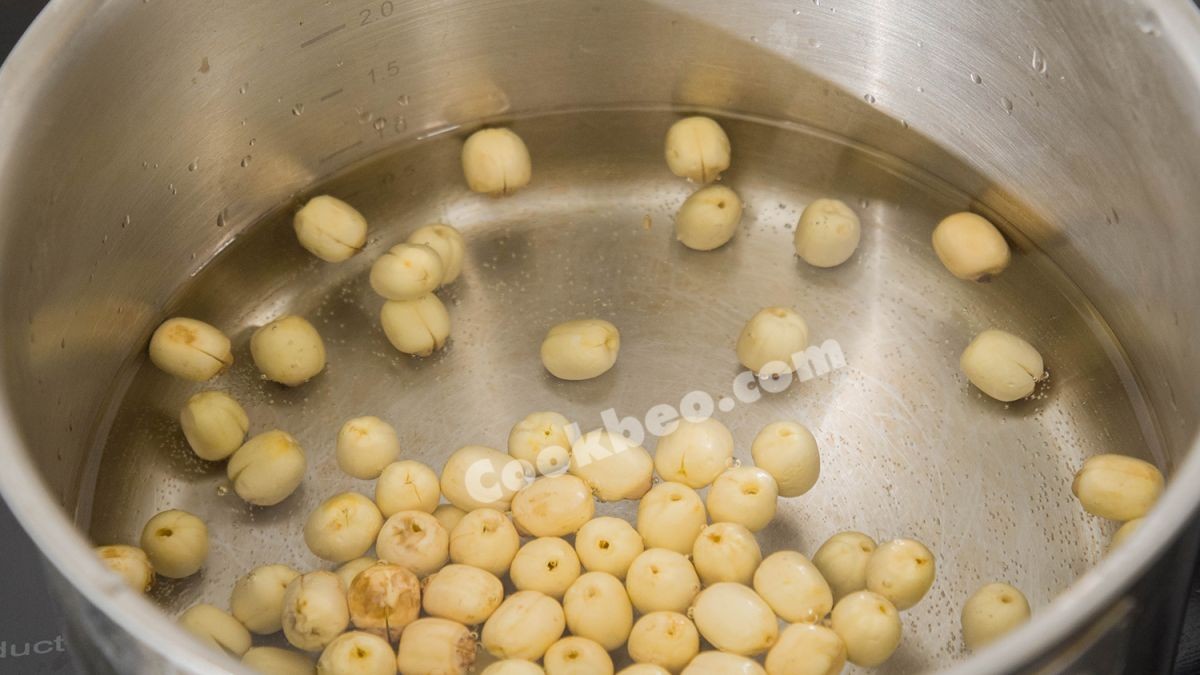 Luộc hạt sen tươi sơ qua để loại bỏ vị chát trước khi kết hợp vào món gà với ngải cứu