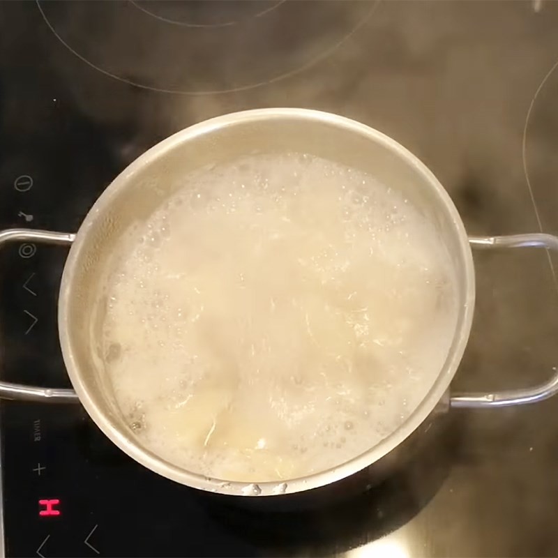 Khoai môn đã luộc chín tới, vớt ra rổ để ráo nước, sẵn sàng cho món chè chuối khoai môn