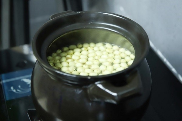 luộc hạt sen tươi mềm bở