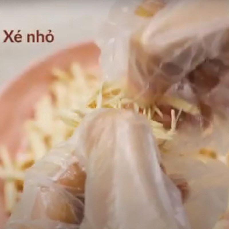 Ức gà đã luộc chín, sẵn sàng cho công đoạn xé sợi cách nấu súp cà rốt