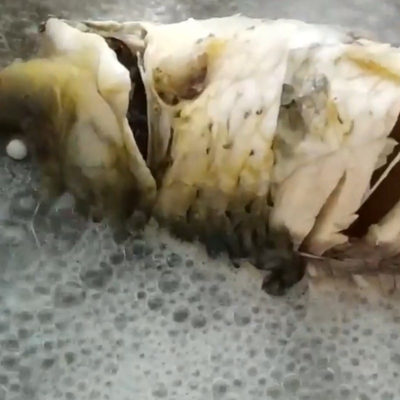 Vớt cá chép đã luộc chín ra đĩa