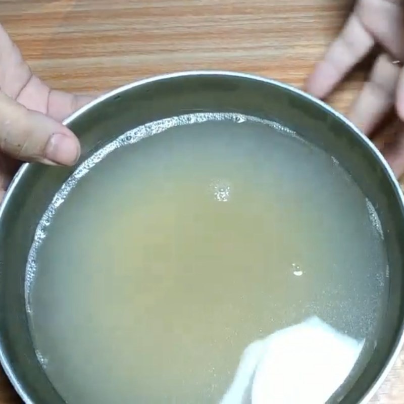 Lọc nước luộc cá để nấu cháo