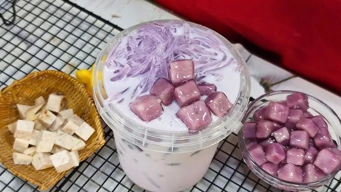Sơ chế khoai môn cẩn thận là bước quan trọng khi nấu trà sữa tại nhà