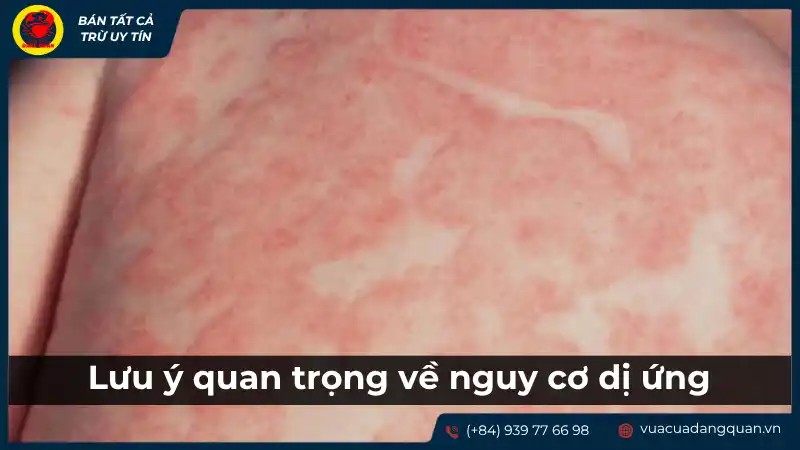 Hình ảnh làn da nổi mẩn đỏ, minh họa dấu hiệu dị ứng tiềm ẩn khi cho bé ăn cháo cá mú lần đầu.