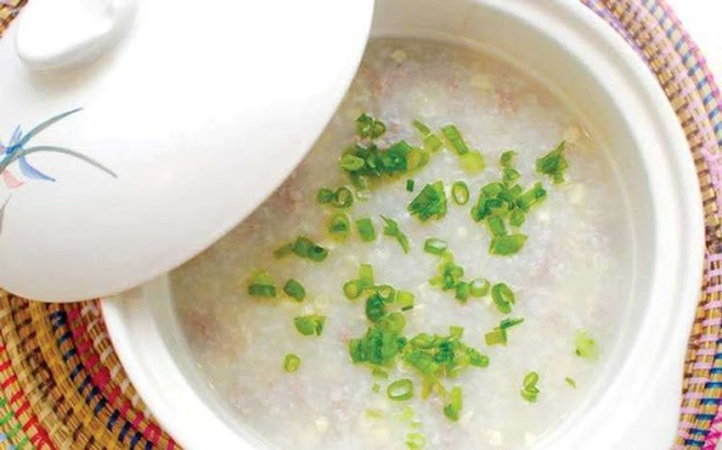Cháo hành thơm ngon, một cách nấu cháo giải rượu truyền thống được ưa chuộng