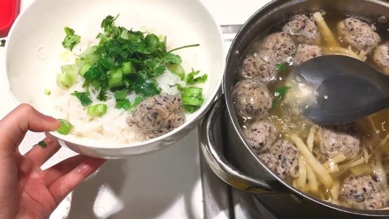 Tô bún măng mọc nóng hổi đã sẵn sàng để thưởng thức