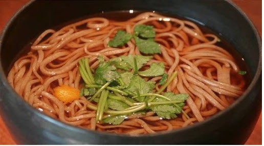 Bát mì soba thực dưỡng nấu súp rau củ ấm nóng, đầy đủ dưỡng chất và thanh đạm, là một cách nấu món chay thực dưỡng dễ làm.