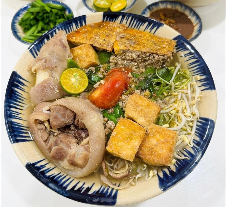 Thưởng thức bún riêu cua Sài Gòn cùng mắm tôm và chanh