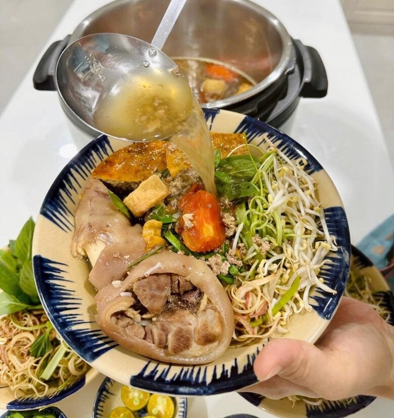 Bún riêu cua Sài Gòn thơm ngon, nóng hổi cho bữa sáng