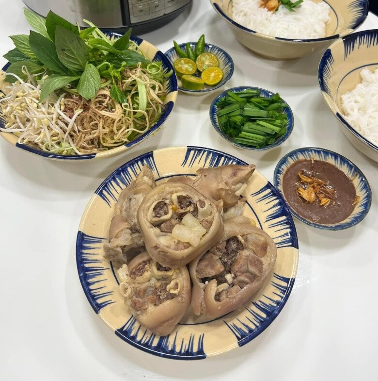 Tô bún riêu cua Sài Gòn đầy đủ topping và rau sống