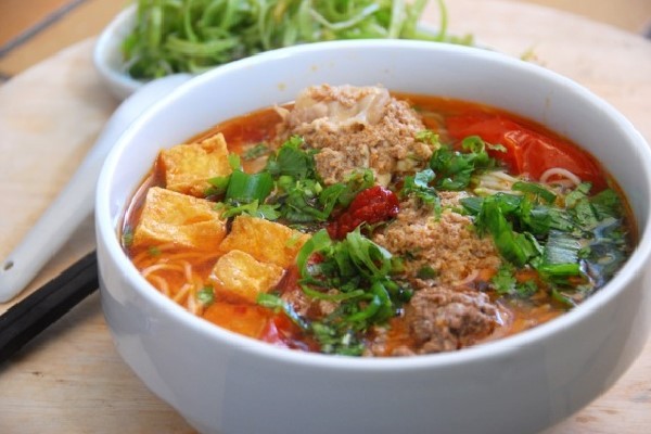 Món bún riêu cua thành phẩm với riêu cua đông lại thành miếng hấp dẫn