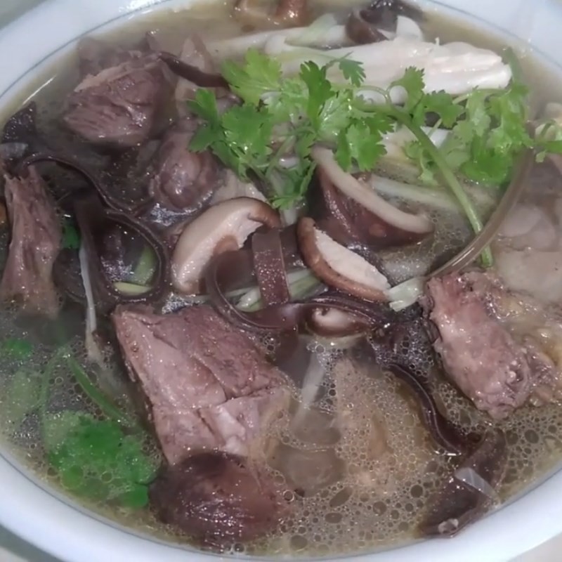 Bát miến chim bồ câu nóng hổi, thơm ngon đã hoàn thành, minh họa thành quả của cách nấu món chim bồ câu