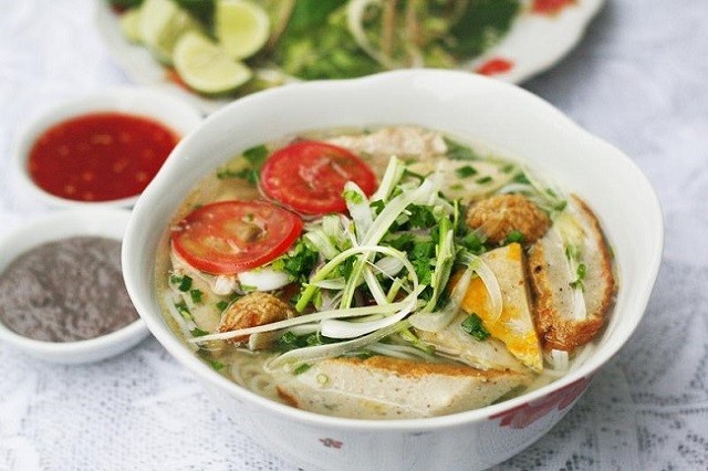 Thưởng thức bát bánh canh chả cá Phan Thiết nóng hổi với rau sống và ớt chanh.