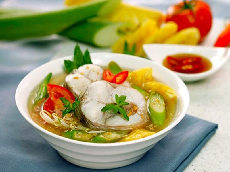 Một bát canh chua quả dọc tổng hợp với các loại rau xanh và thịt, mang đến hương vị đa dạng