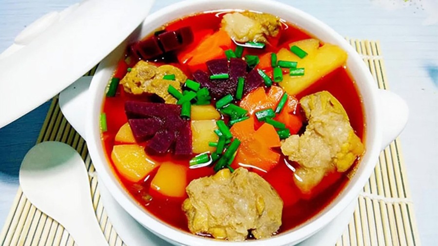 Bát canh củ dền hầm xương nóng hổi, thơm ngon, đậm đà hương vị truyền thống