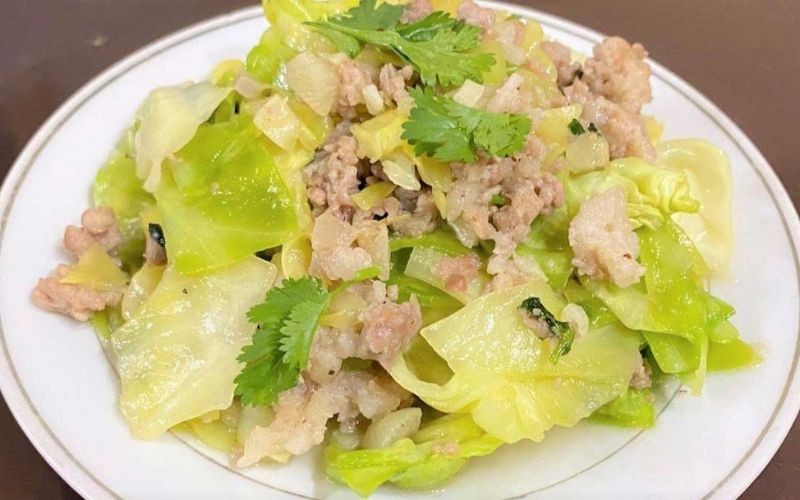 Bắp cải xào thịt mang đến hương vị đậm đà, đầy đủ dinh dưỡng