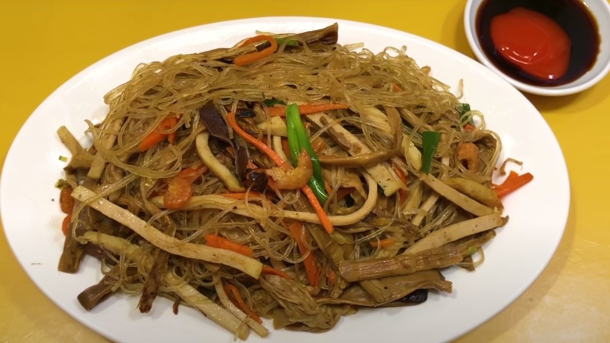 Măng khô sợi xào mực giòn sần sật lạ miệng