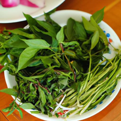 Một đĩa rau thơm đã được cắt nhỏ để trang trí cho canh rau tầm bóp
