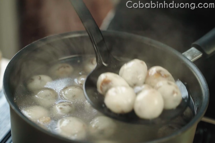 Luộc bánh bột lọc heo quay