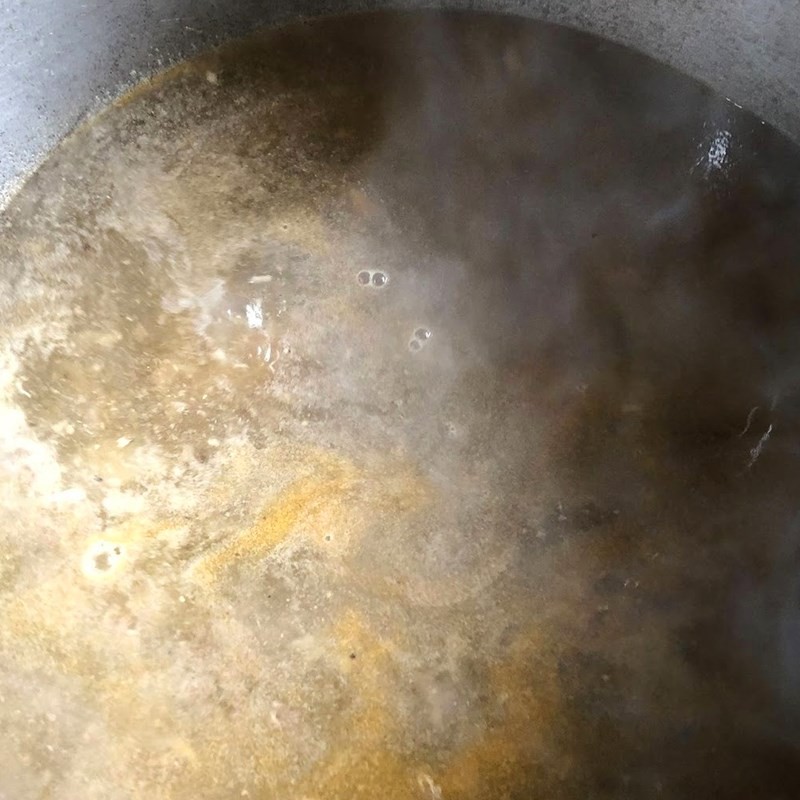 Nước dùng đang sôi trong nồi, chuẩn bị cho sợi bột năng vào nấu bánh canh
