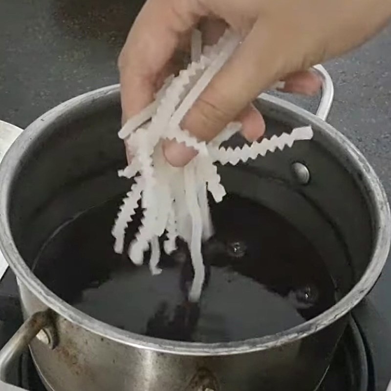 Đun bột khoai trên bếp cho đến khi bột chín trong và dai ngon
